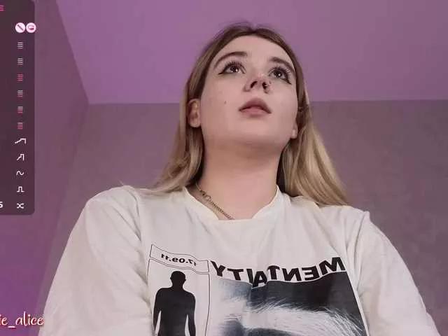 Alice-teaseee on BongaCams 