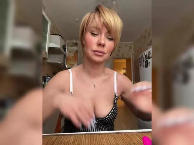 AlisaBlackFox on BongaCams 