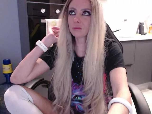 blondalina on BongaCams 