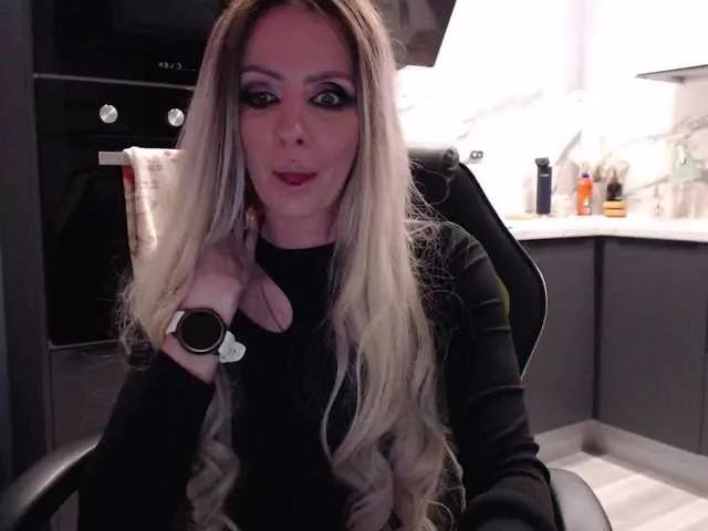 blondalina on BongaCams 