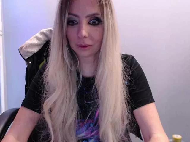 blondalina on BongaCams 