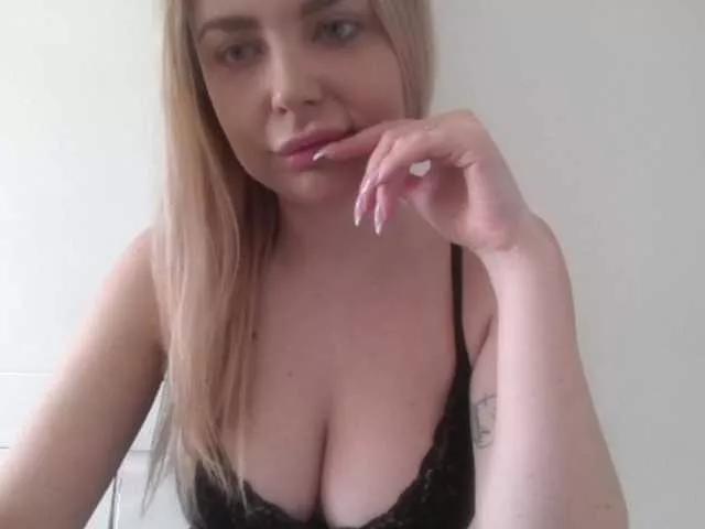 Blondie8853 on BongaCams 