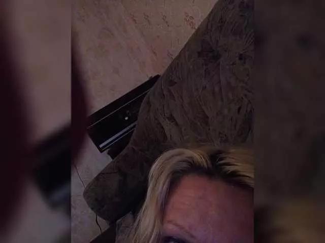 Offline EveHugs on BongaCams