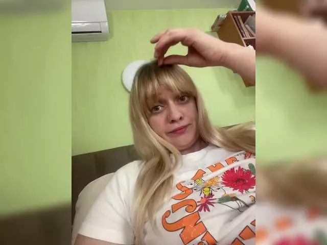 Kira2025 on BongaCams 