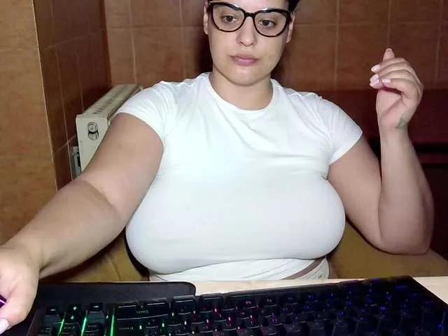 MoniqQuuen from BongaCams