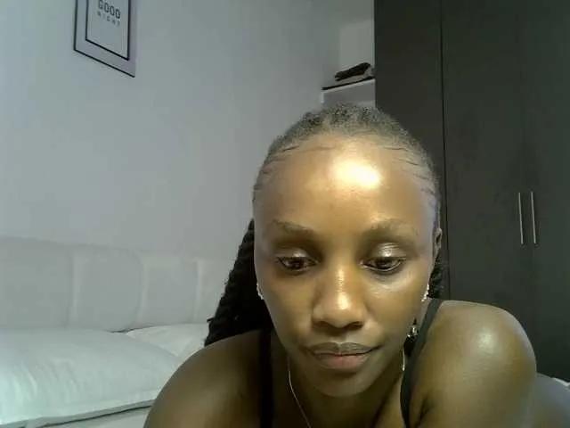 Masturbate to naked camwhore Prettygee Prettygee from BongaCams