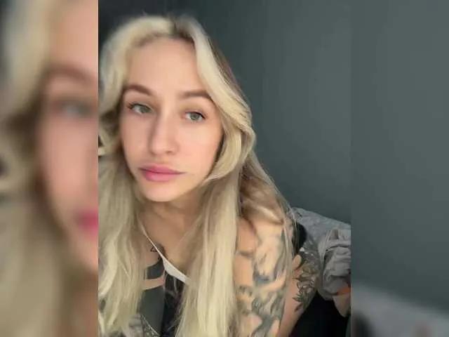 Masturbate to QueenKing, they want to masturbate for you QueenKing from BongaCams