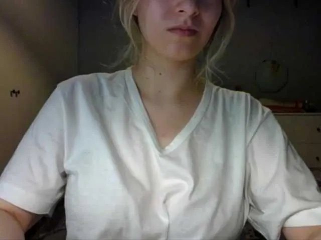 RosieJune from BongaCams