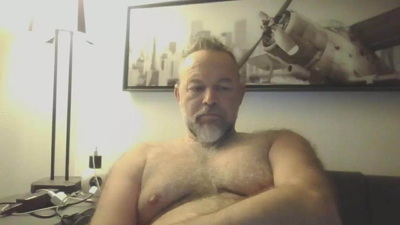 bear70s on Cam4 