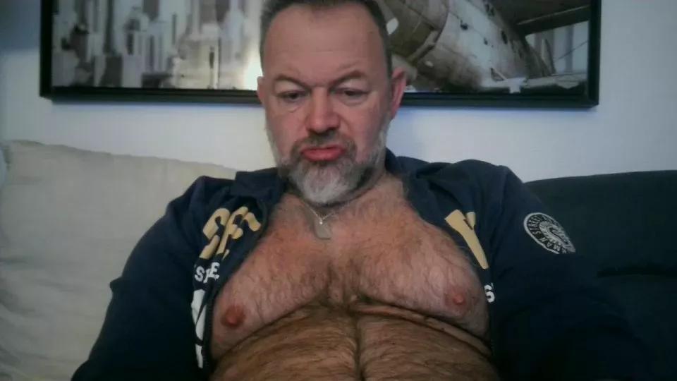 bear70s on Cam4 