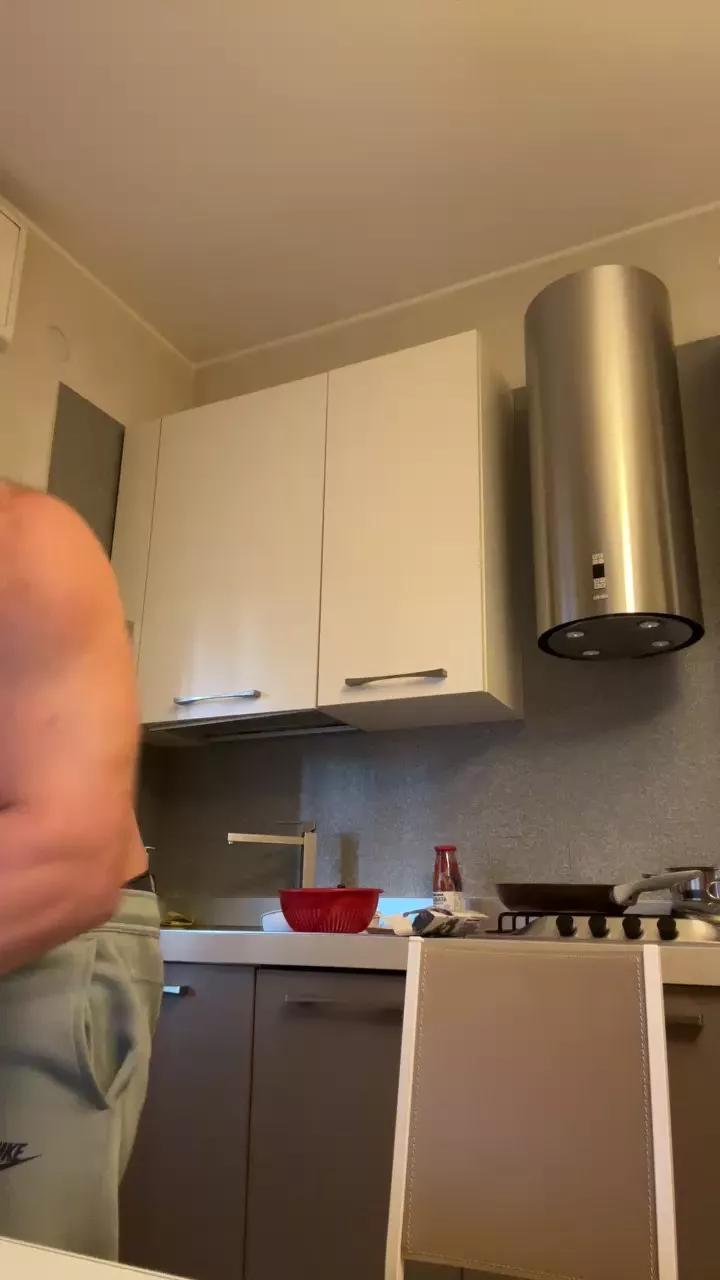 Bigwhitebull on Cam4 
