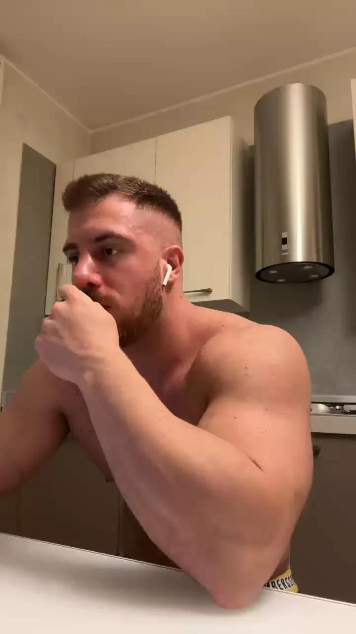 Bigwhitebull on Cam4 