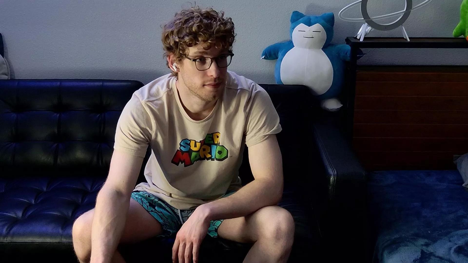 BlueEyedTallGuy on Cam4 