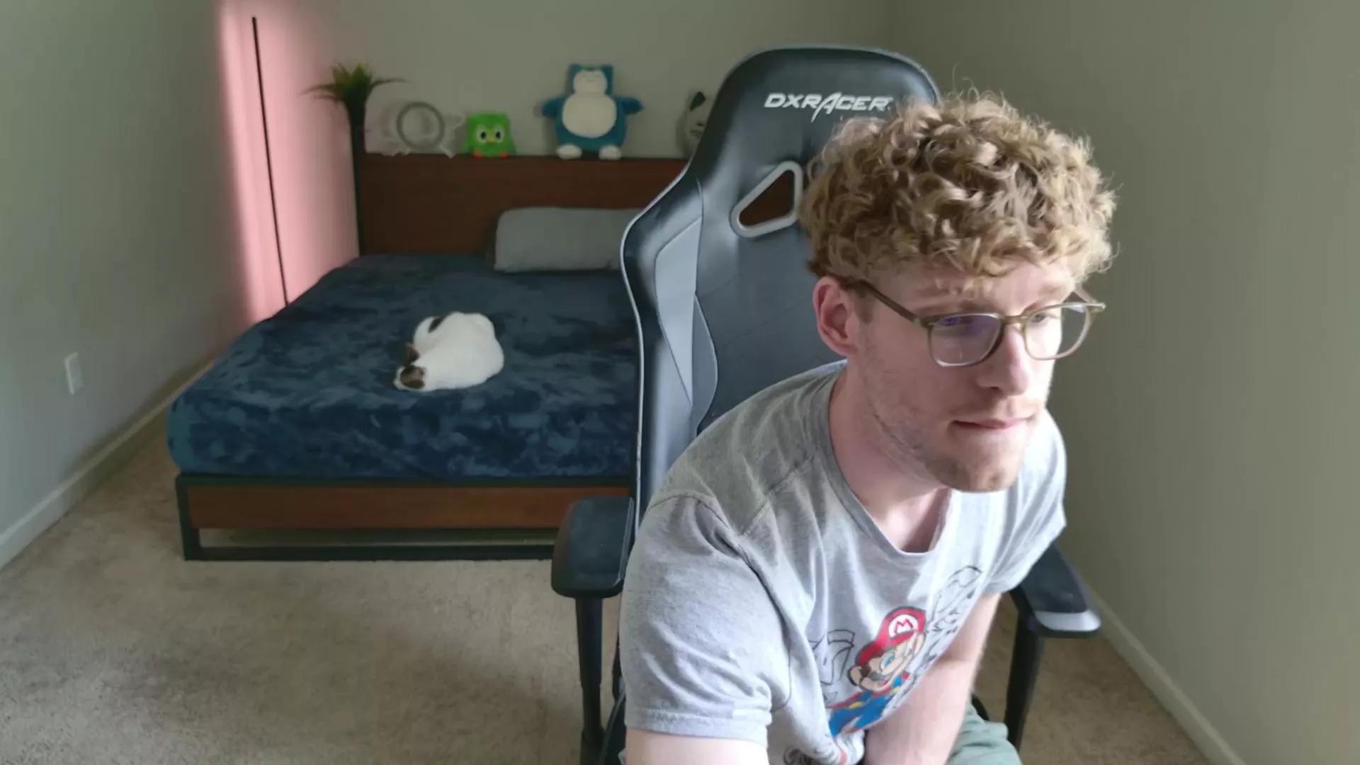 BlueEyedTallGuy on Cam4 