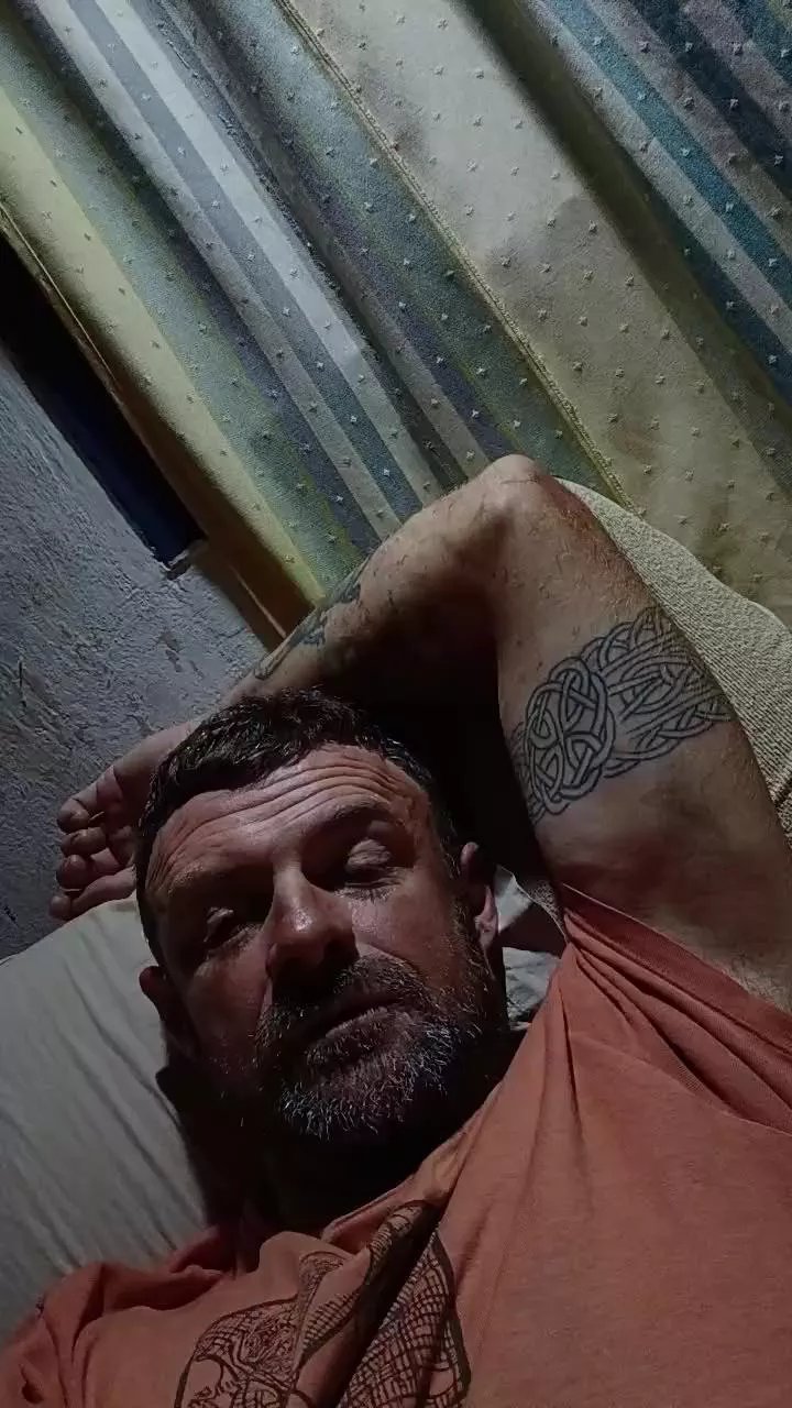 Offline Carlitos12 on Cam4