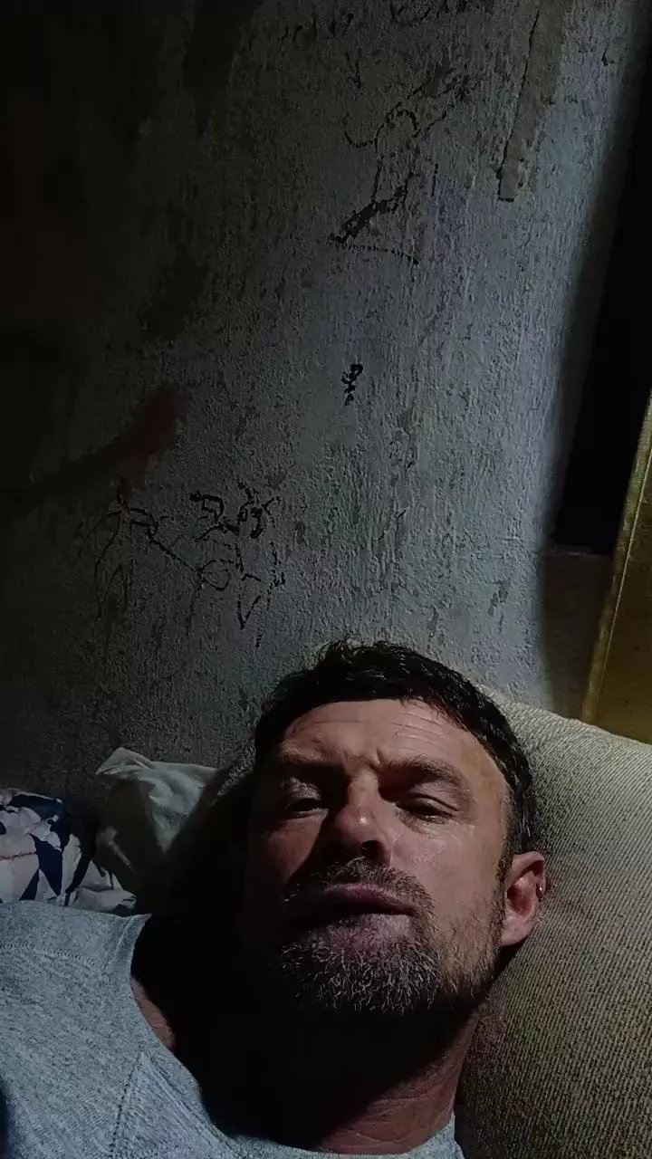 Offline Carlitos12 on Cam4