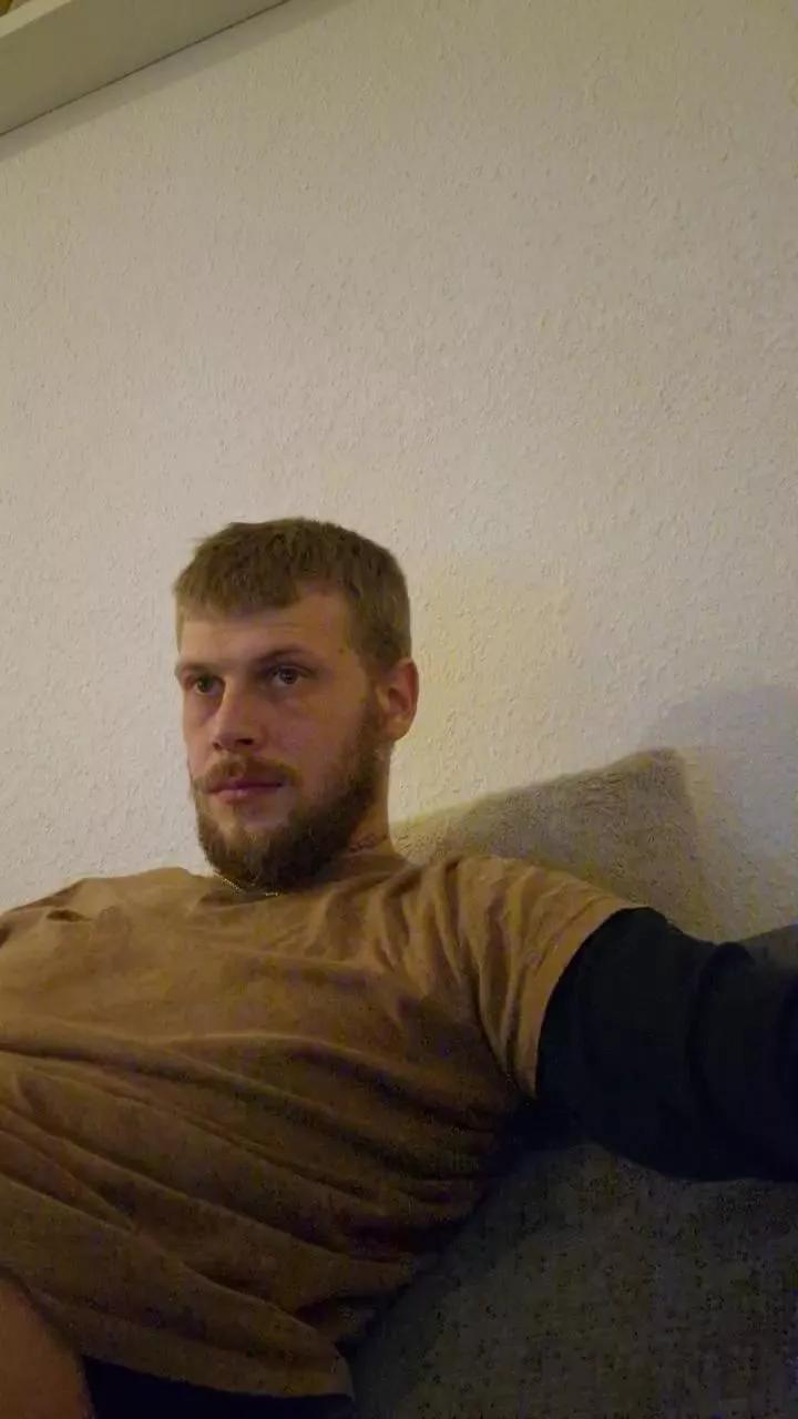 Dirtydick95 on Cam4 