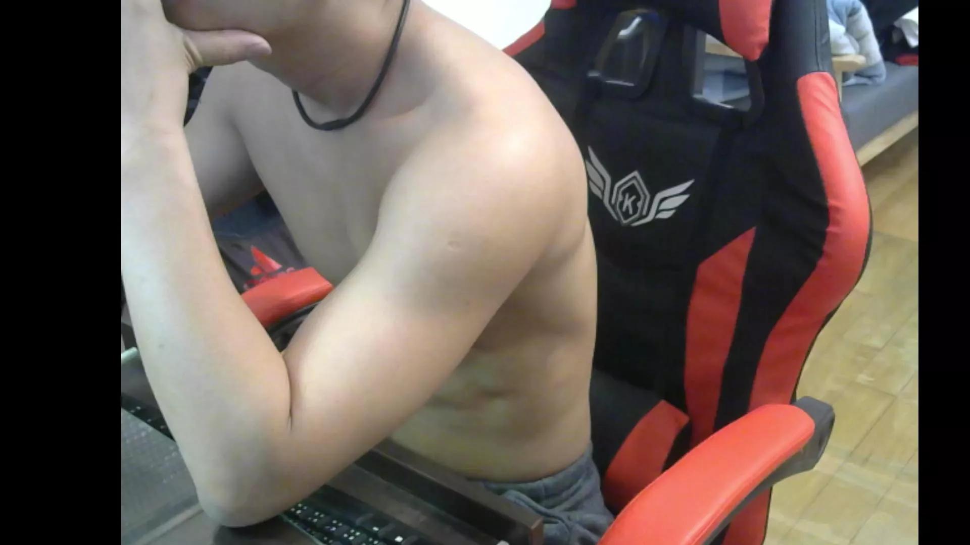 ElldeTewin699 on Cam4 
