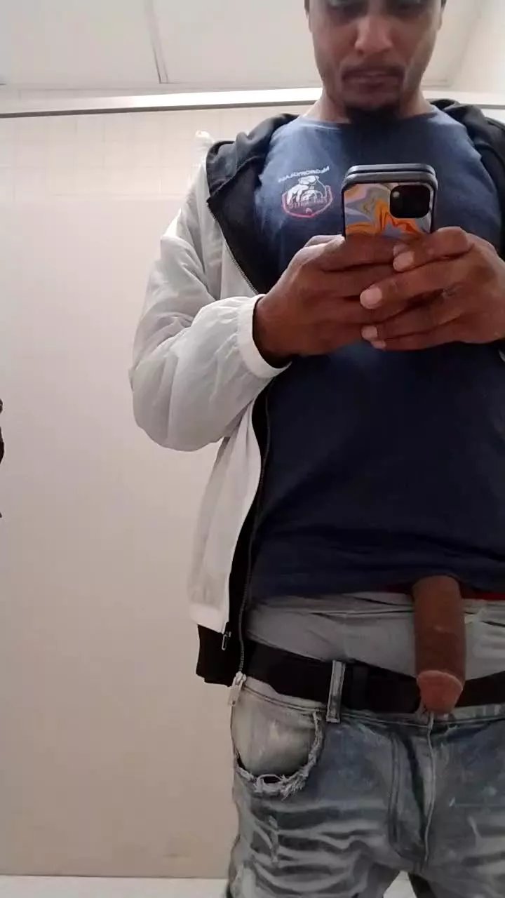 GggeddNGuutteDD on Cam4 