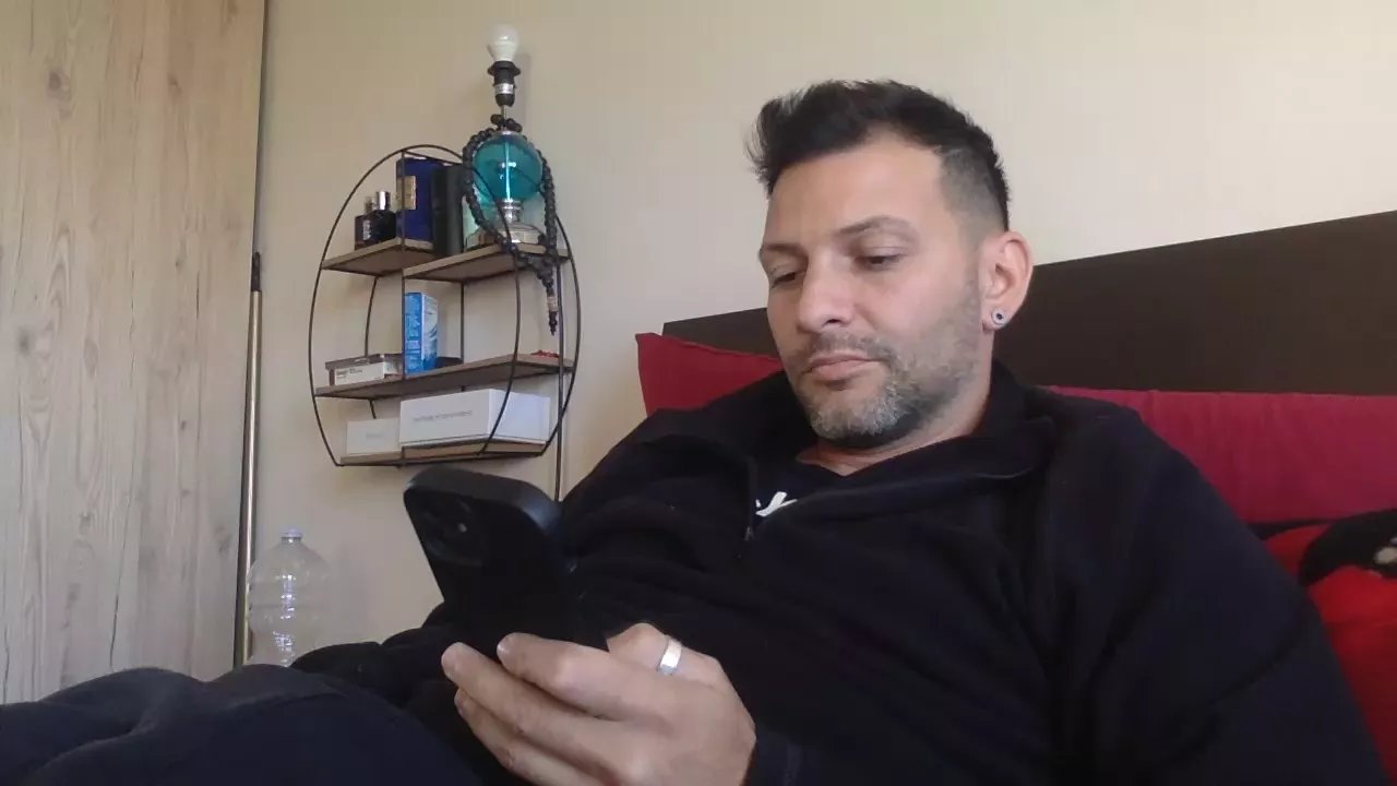 Offline goroasroma on Cam4