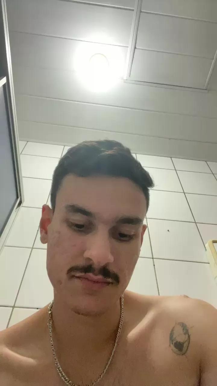 Henriquezaumm on Cam4 
