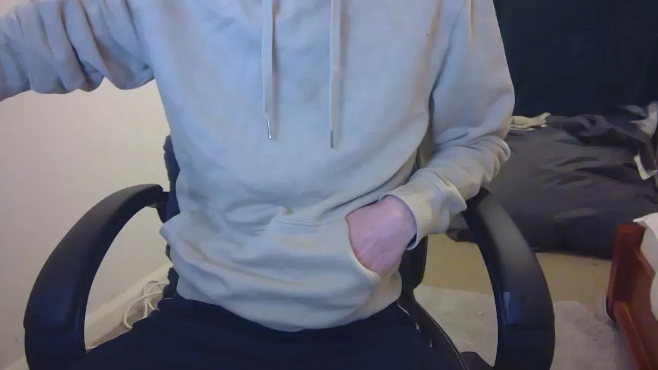 Offline hornyladd94 on Cam4