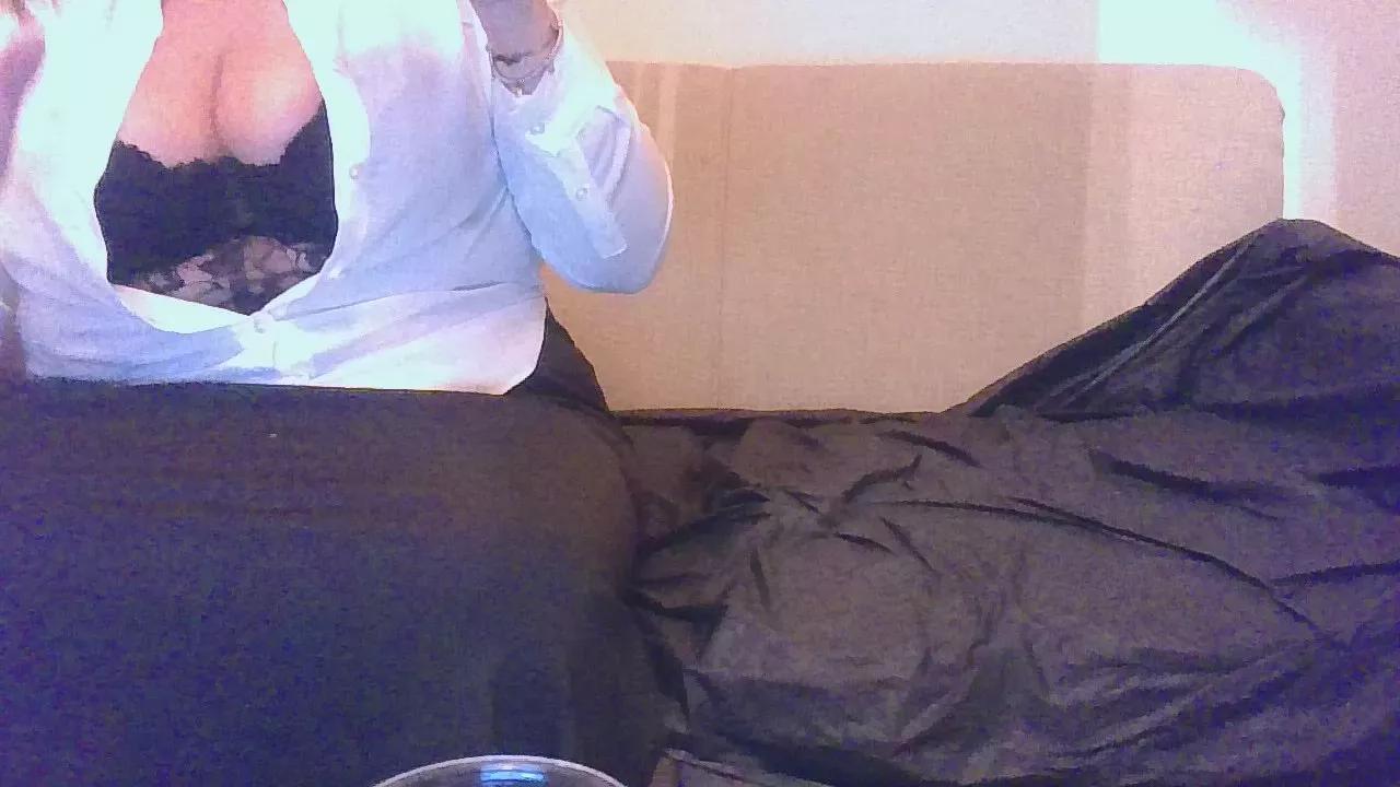 hotlipz_xxx69 on Cam4 