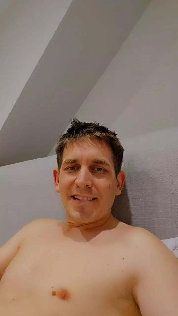 hotstr8boi on Cam4 