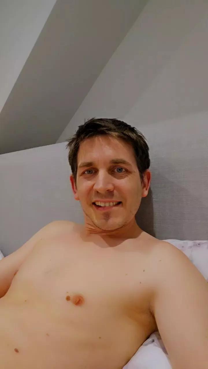 hotstr8boi on Cam4 