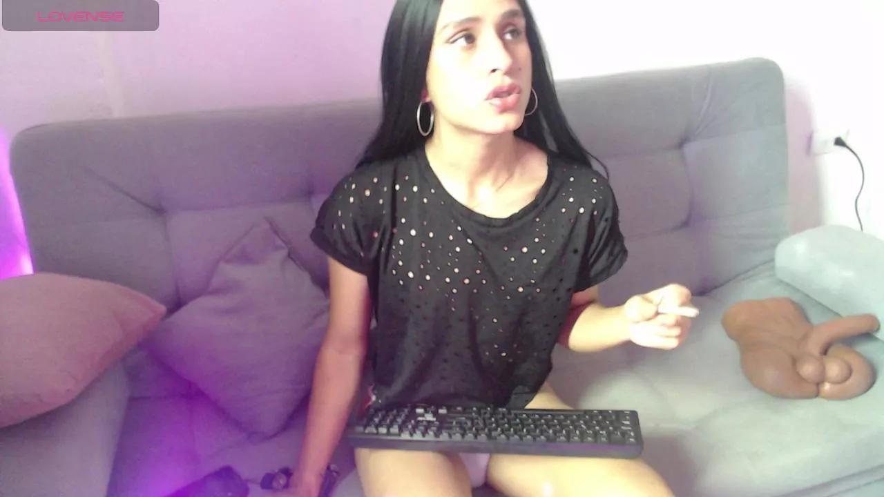 Isa_Hall on Cam4 