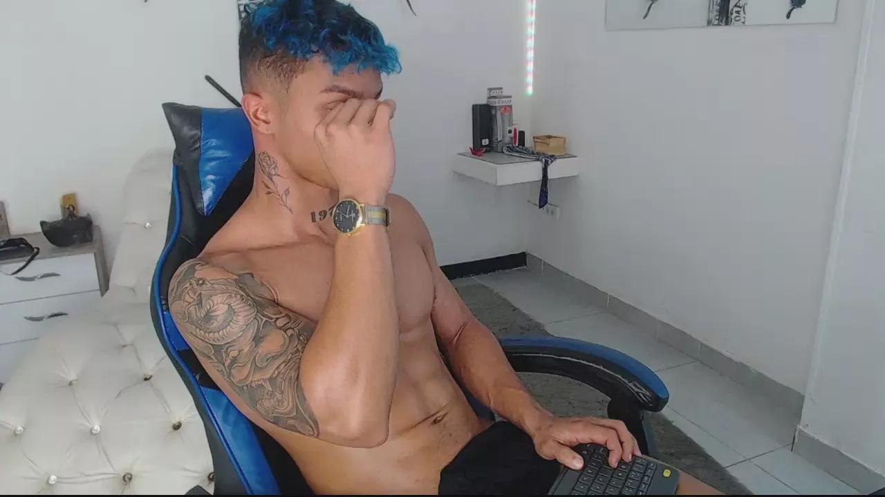 Leonard_Price on Cam4 