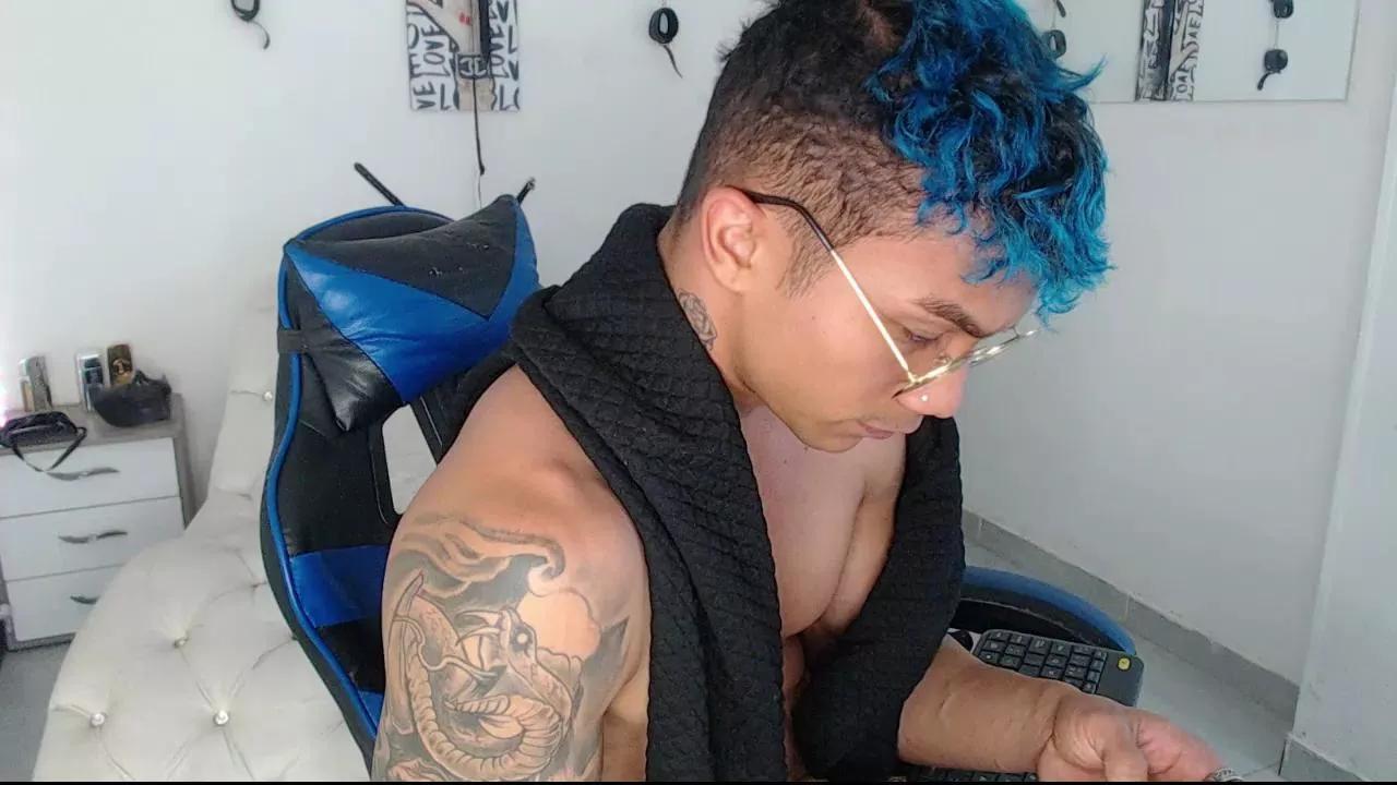 Leonard_Price on Cam4 