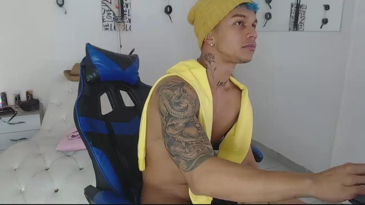 Leonard_Price on Cam4 