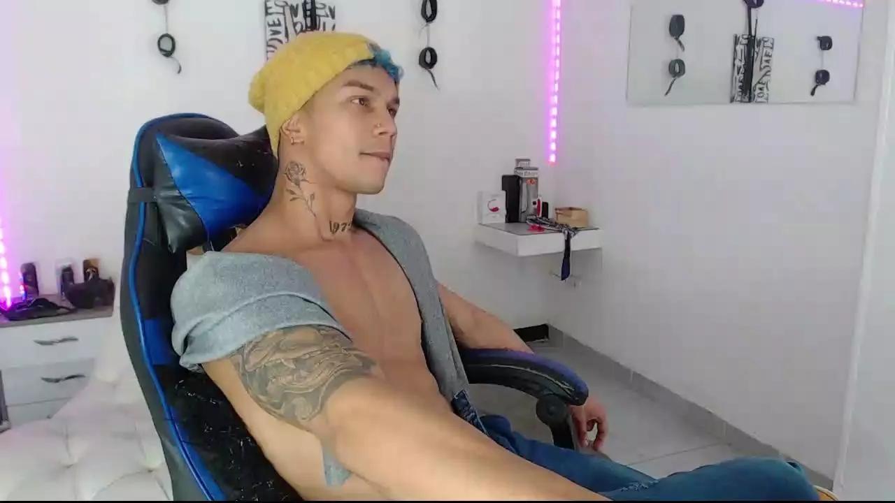 Leonard_Price on Cam4 