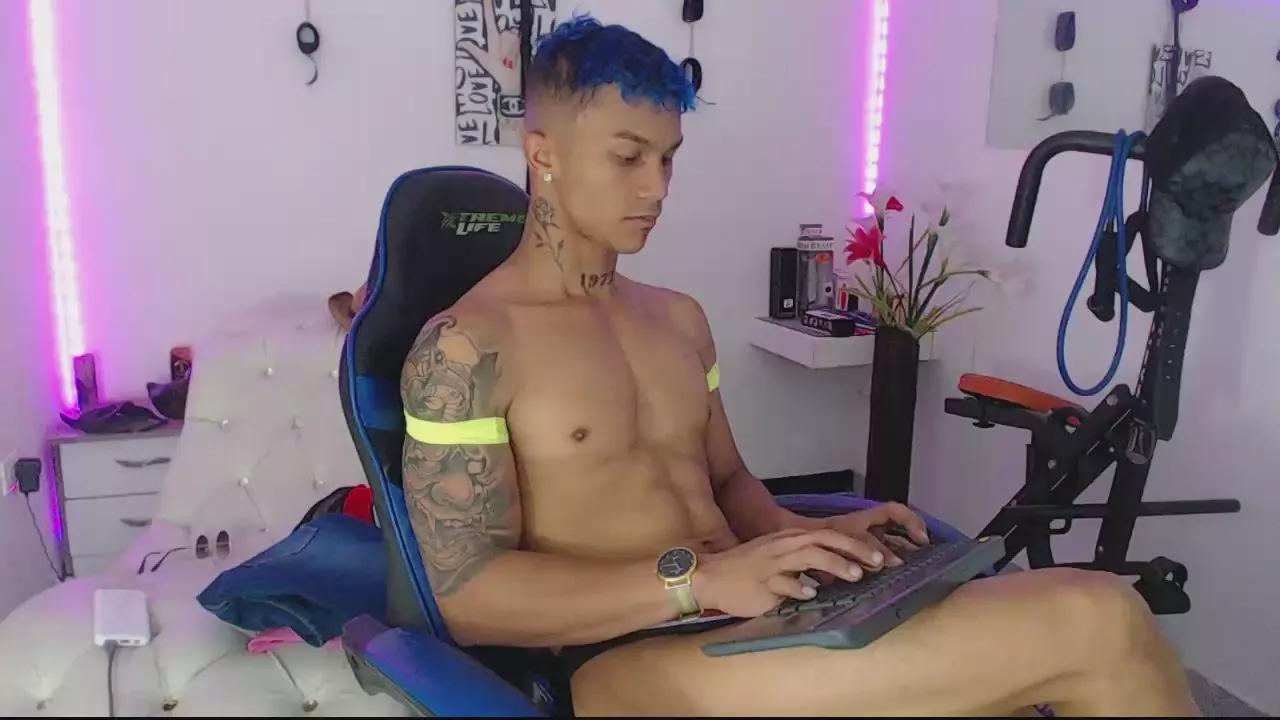 Leonard_Price on Cam4 