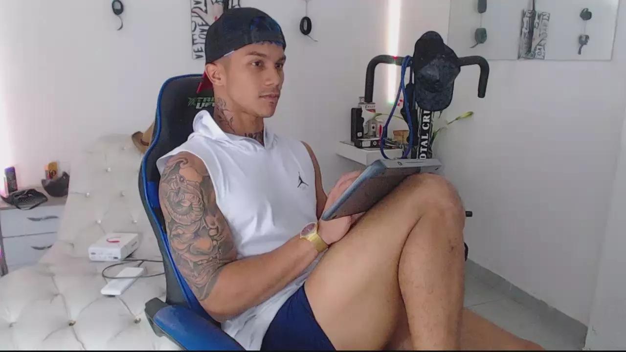 Leonard_Price on Cam4 
