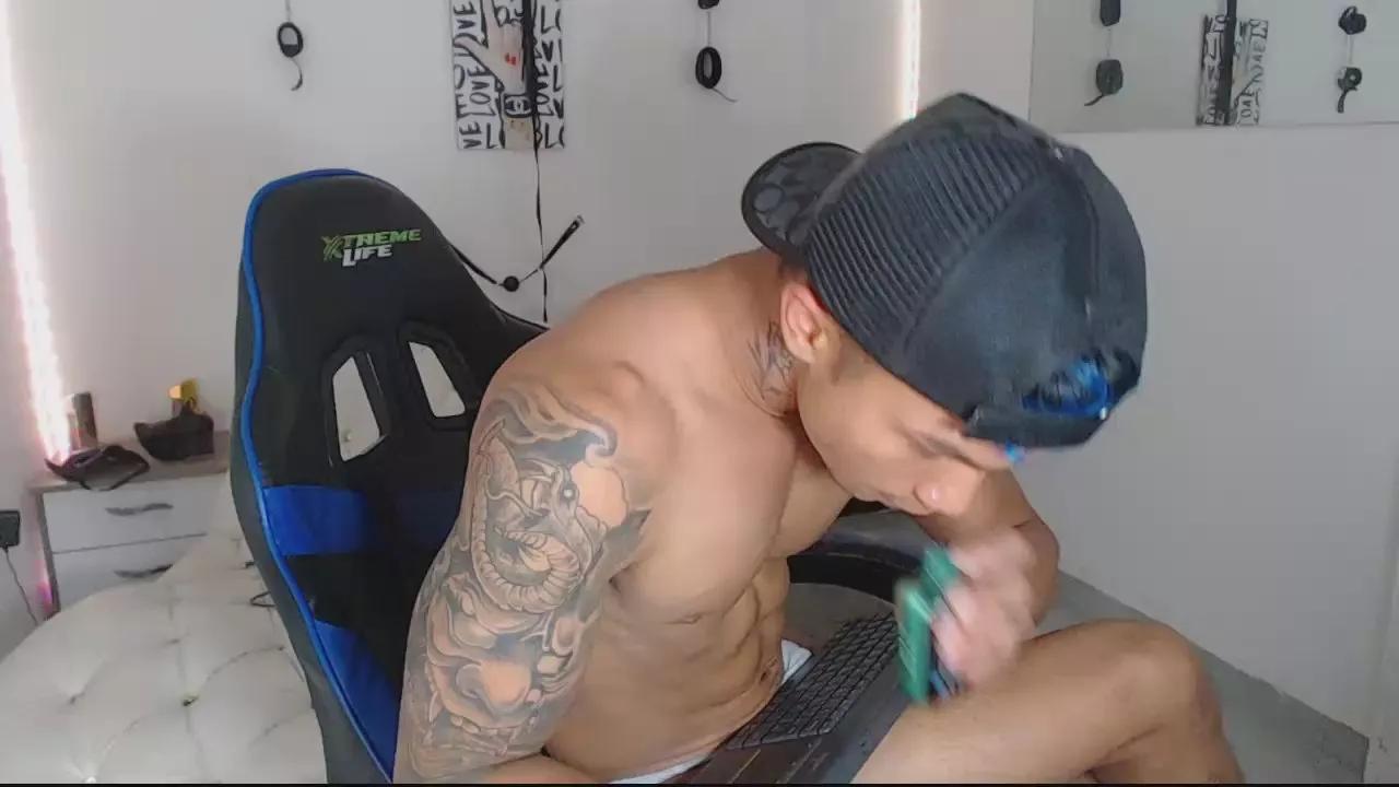 Leonard_Price on Cam4 