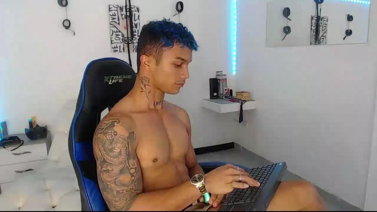 Leonard_Price on Cam4 