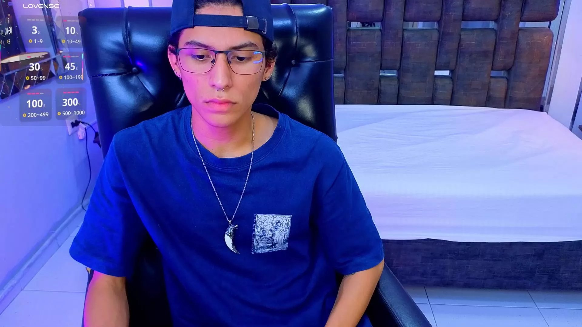 Offline LouiRouse on Cam4