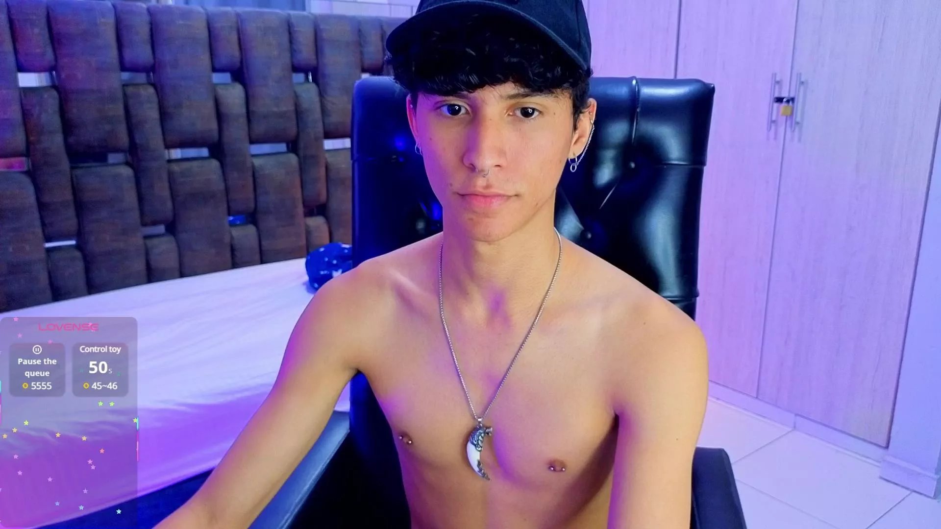 Offline LouiRouse on Cam4