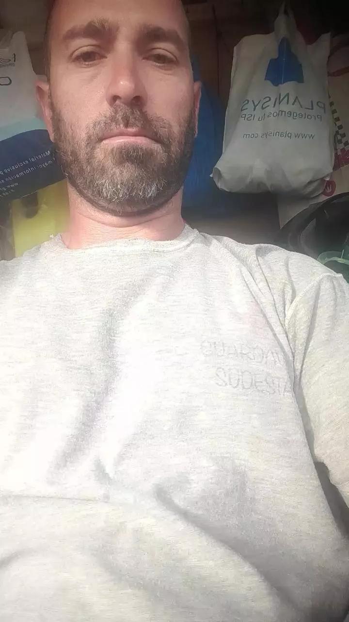 manutrianas on Cam4 