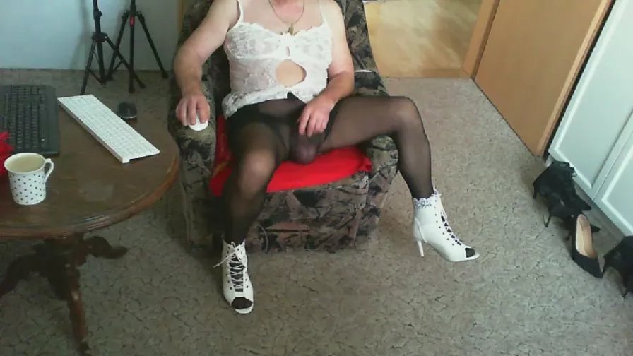 Offline NyloniaDWT on Cam4