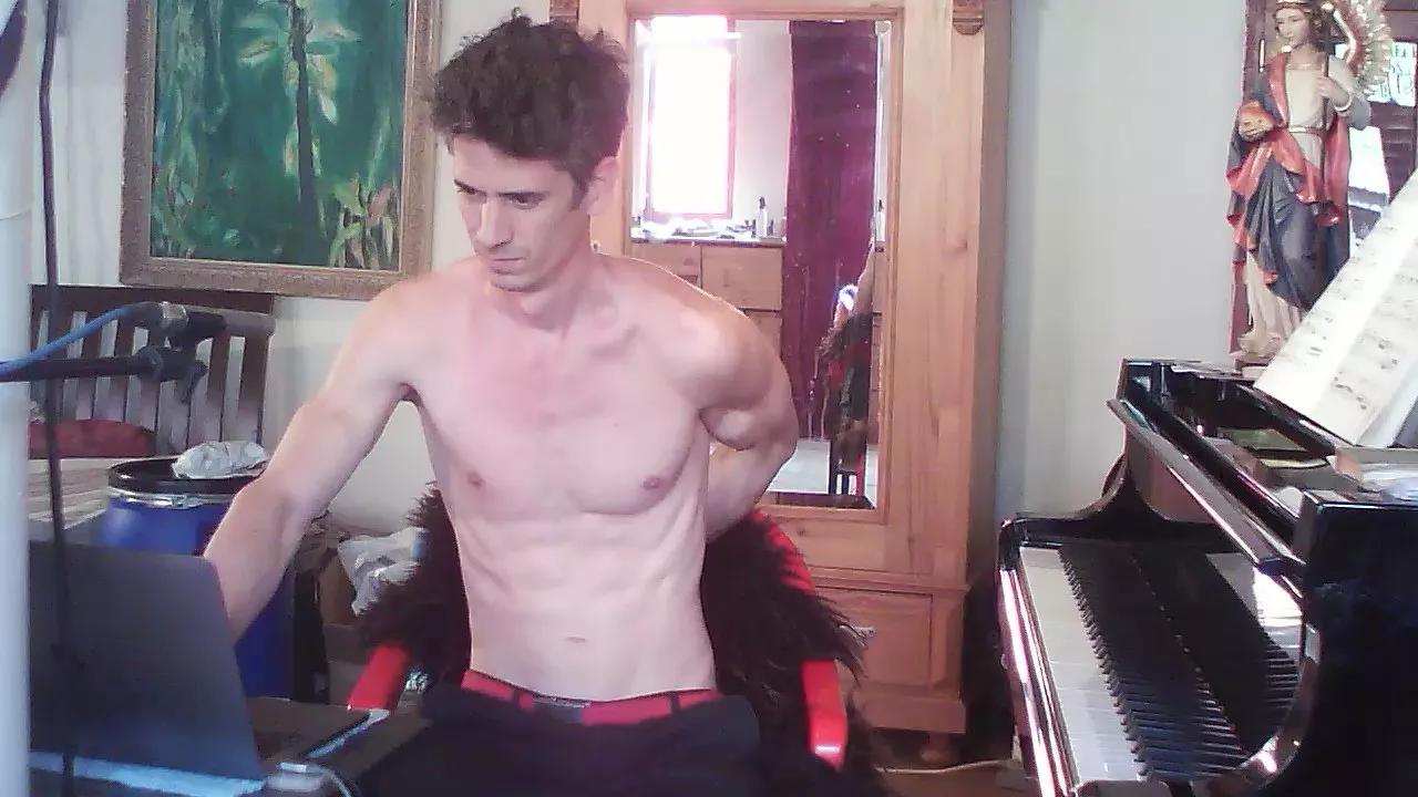 PianoTobe on Cam4 