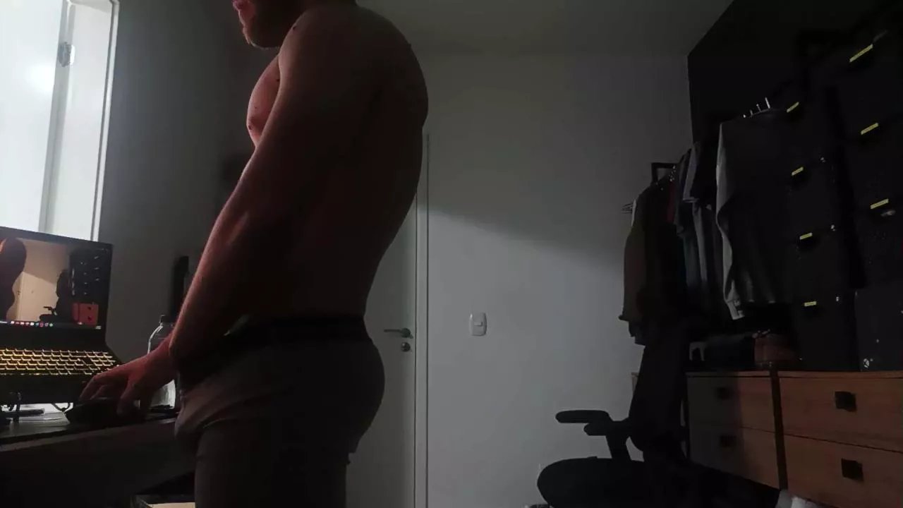 Offline rodrigoeng_ on Cam4