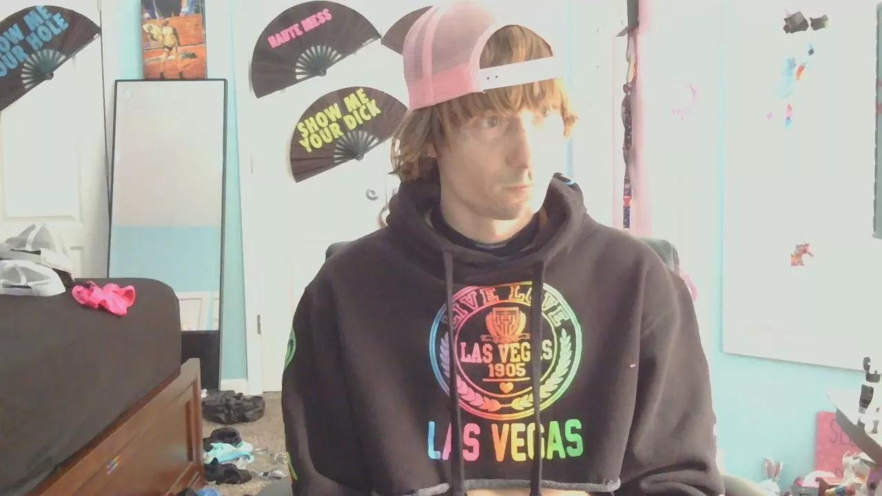 SlaveboiChaz on Cam4 