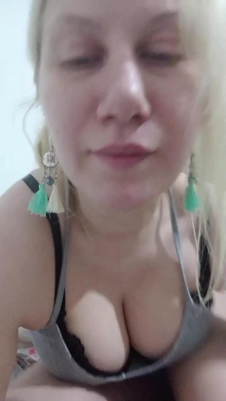 the_red_rose3 on Cam4 