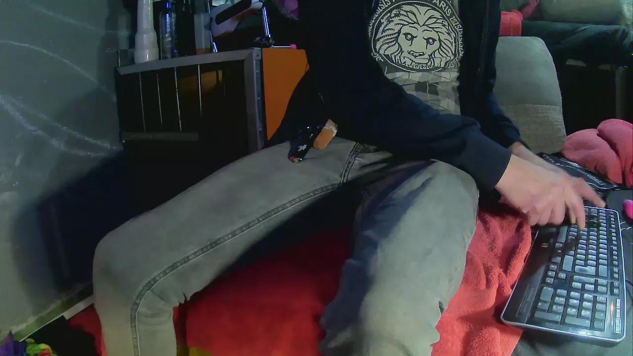 thingsbums on Cam4 
