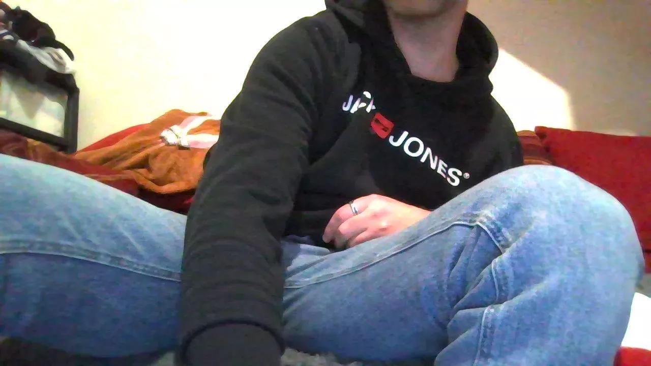Trolls37 on Cam4 
