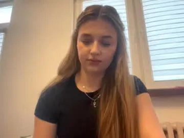 gregoriastaschke — Hi guys! I'm Sara and I'm #new here. It's my first day Goal: Make a heart #18 #cute #young #shy [15 tokens remaining]