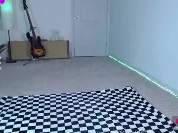 Freechat petitebrat on Chaturbate